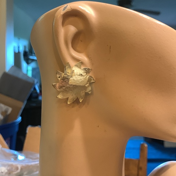 STARBURST SUN SUNFLOWER GOLDEN HAMMERED MODERNIST EARRINGS - Picture 4 of 13